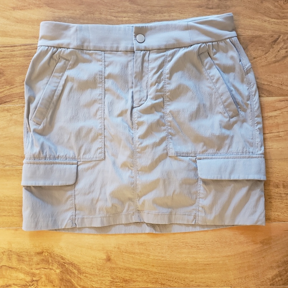 Nice Athleta stone grey Trekkie skort 6